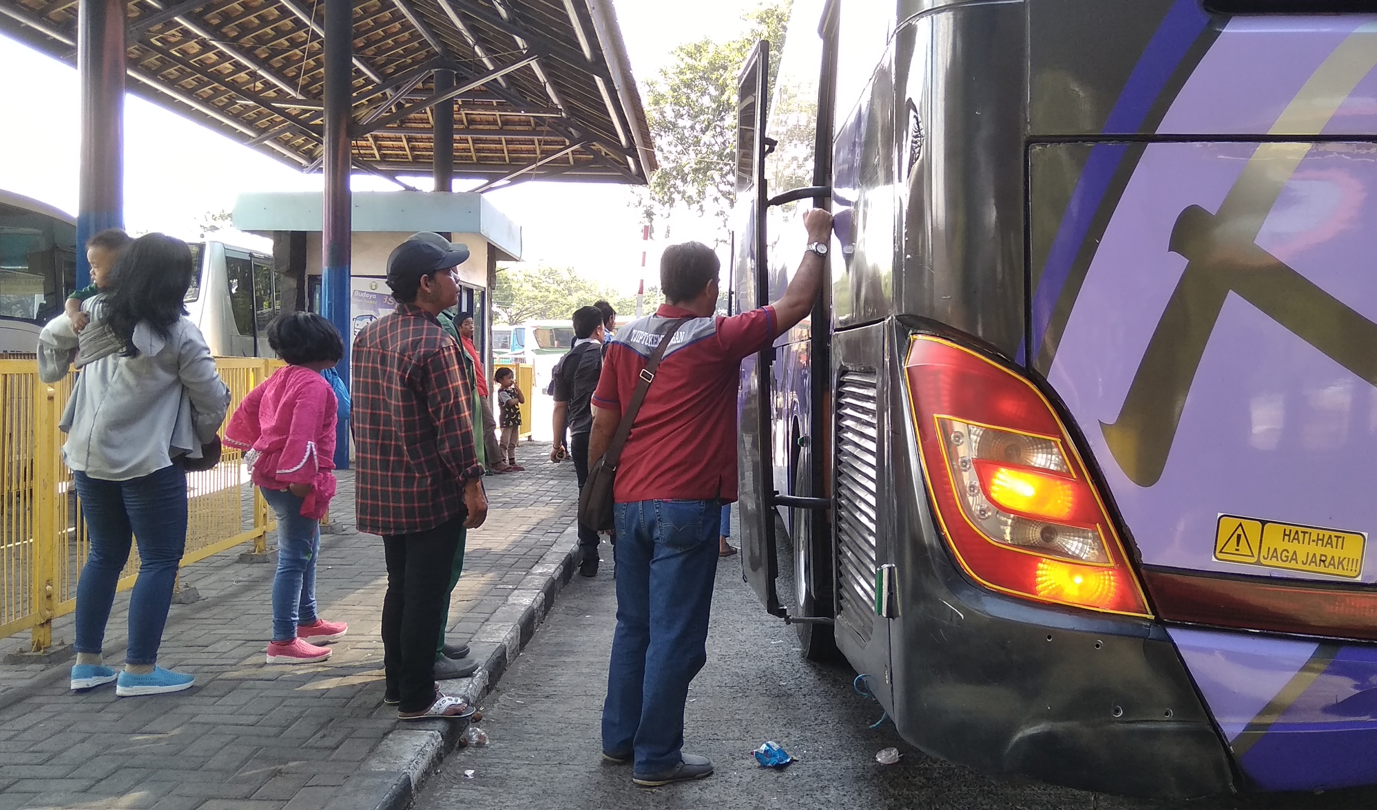 Suasana di terminal kedatangan penumpang di Terminal Purabaya Surabaya, Minggu 17 Juni 2018. (foto: hrs/ngopibareng)