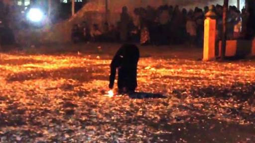 Suasana pesta mercon di malam takbiran lebaran di Mlangi Yogyakarta.