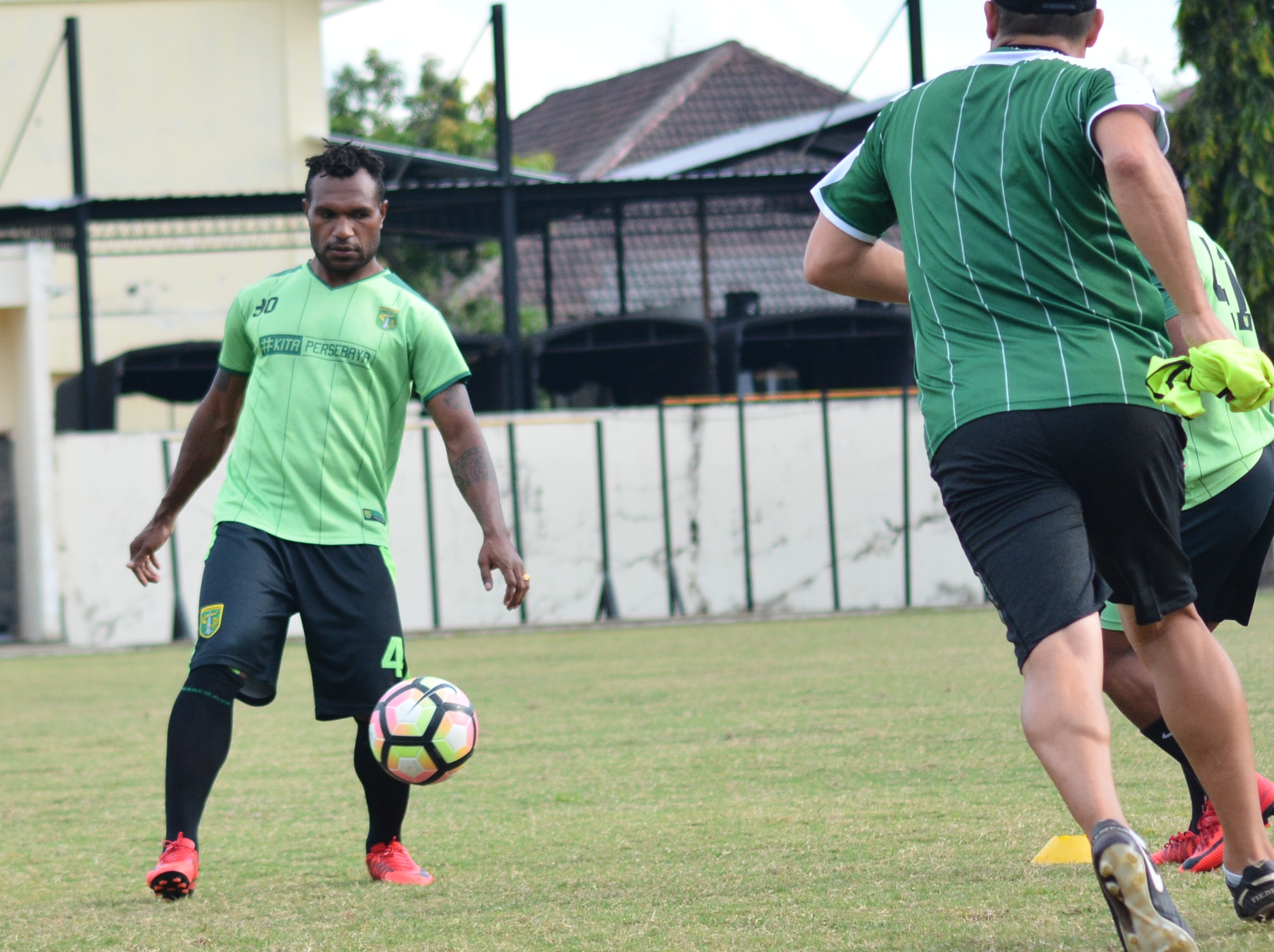 Gelandang Persebaya, Nelson Alom telang dipanggil oleh Timnas Indonesia. (foto: ngopibareng)