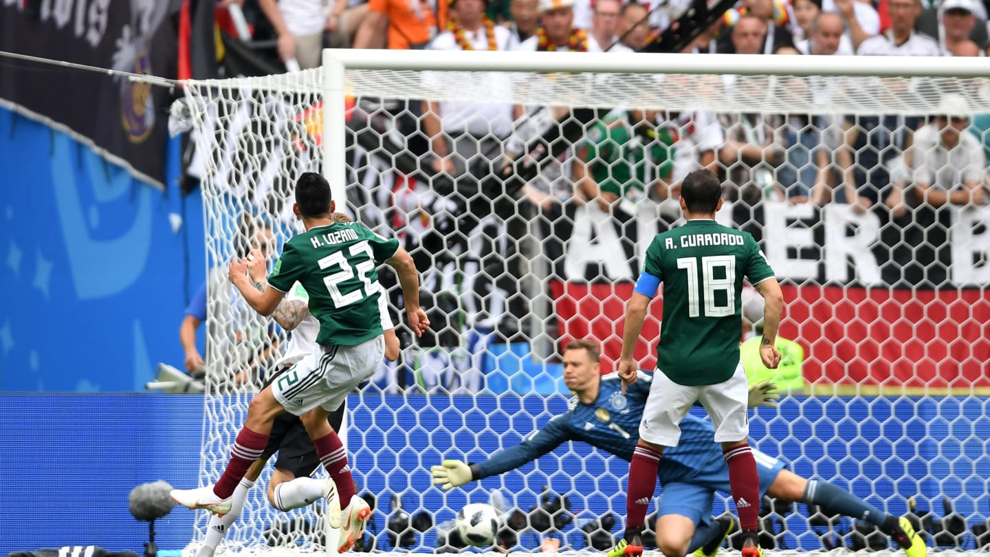 Aksi pemain Meksiko Lozano saat membobol gawang Jerman. foto:fifa