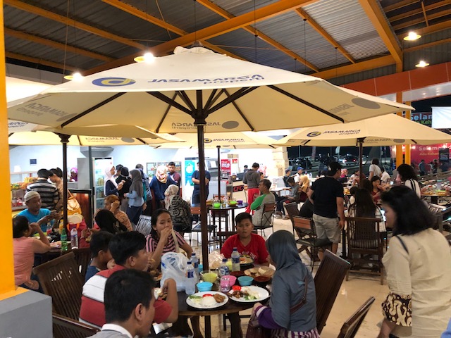 Food Court di Rest Area KM 519 A Jaln Tol Kartasura-Kertosono. Asyik untuk pengguna jalan tol. (foto arif afandi)