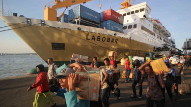 Para pemudik di Pelabuhan Tanjung Perak Surabaya. (Foto: Antara) 