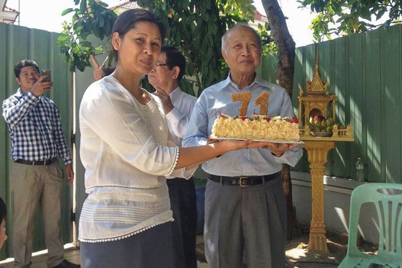 Foto kenangan Pangeran Norodom Ranariddh (73) dan sang istri Ouk Phalla (39),