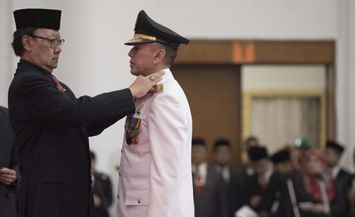 Mendagri  Tjahjo Kumolo  memasang tanda pangkat kepada PJs.  Gubernur Jawa Barat Komjen Pol M. Iriawan (kanan) saat pelantikan di Gedung Merdeka, Bandung, Jawa Barat, Senin (18/6). Kementerian Dalam Negeri menunjuk Sekretaris Utama Lembaga Ketahanan Nasional (Lemhannas) M Iriawan sebagai Penjabat Gubernur Jawa Barat. (foto: m. agung rajasa/antara) 