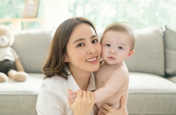 Han Hye-jin bersama putrinya, Ki Si-on, buah pernikahannya dengan Ki Sung-Yeung.