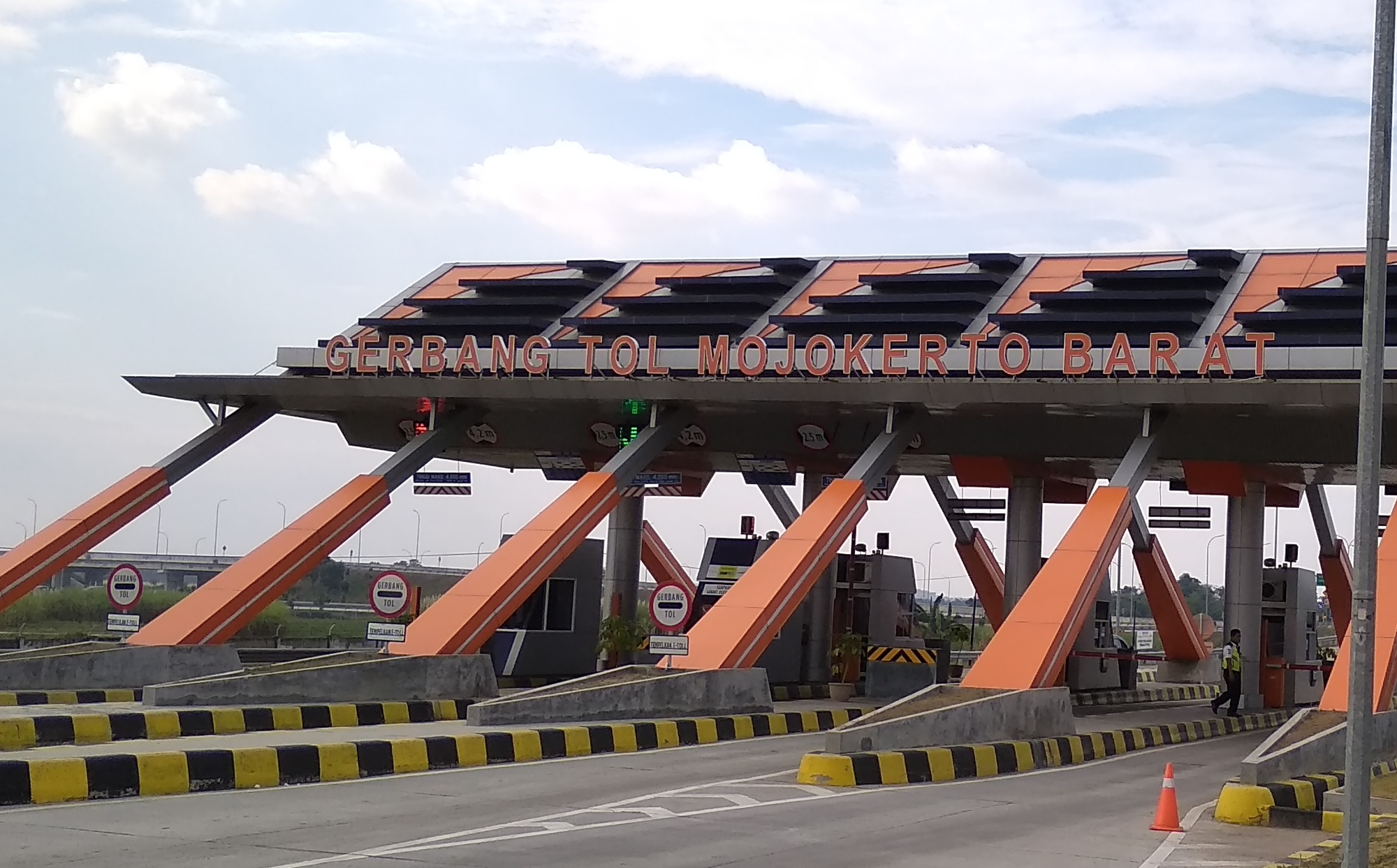 Gerbang tol Mojokerto Barat. (foto: ngopibareng)