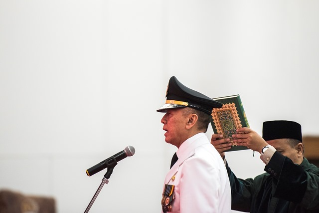 Komjen Pol. M. Iriawan saat diambil sumpah sebagai Pj Gubernur Jawa Barat, di Gedung Sate, Bandung, hari Senin 18 Juni. (foto: antara)