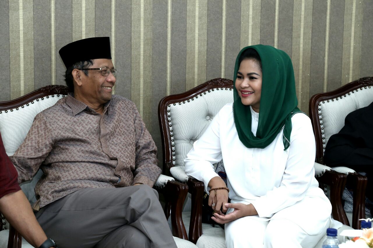 Anggota Dewan Pengarah Badan Pembina Ideologi Pancasila (BPIP), Mahfud MD bersama Calon Wakil Gubernur Jawa Timur nomor urut 2 Puti Guntur Soekarno, saat ditemui di Malang, Rabu, 20 Juni 2018, sebelum menghadiri Haul Bung Karno ke-48 di Kota Blitar.