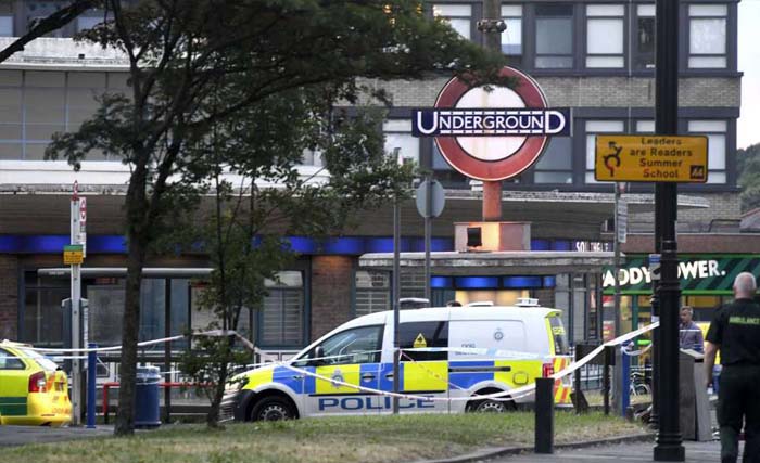 Kawasan di sekitar stasiun kereta bawah tanah Southgate di kota London ditutup untuk umum, Selasa 19 Juni kemarin. (foto: afp)