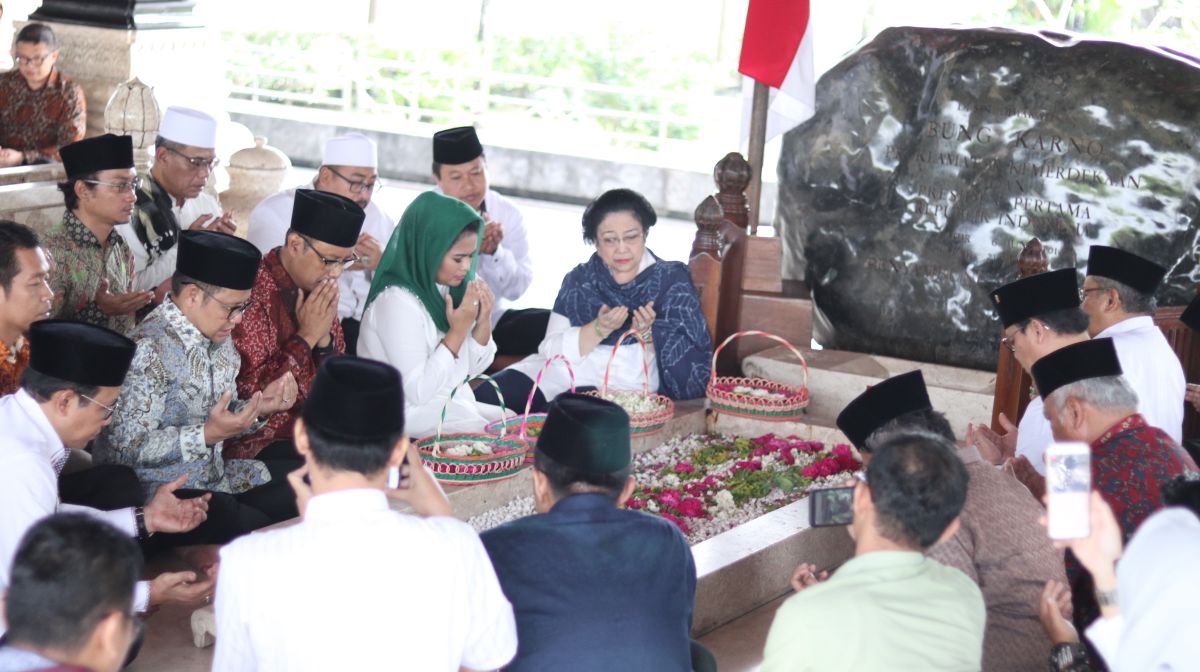 Prosesi ziarah di Makam Bung Karno dalam rangkaian Haul Bung Karno ke-48 di Kota Blitar, Rabu, 20 Juni 2018. 