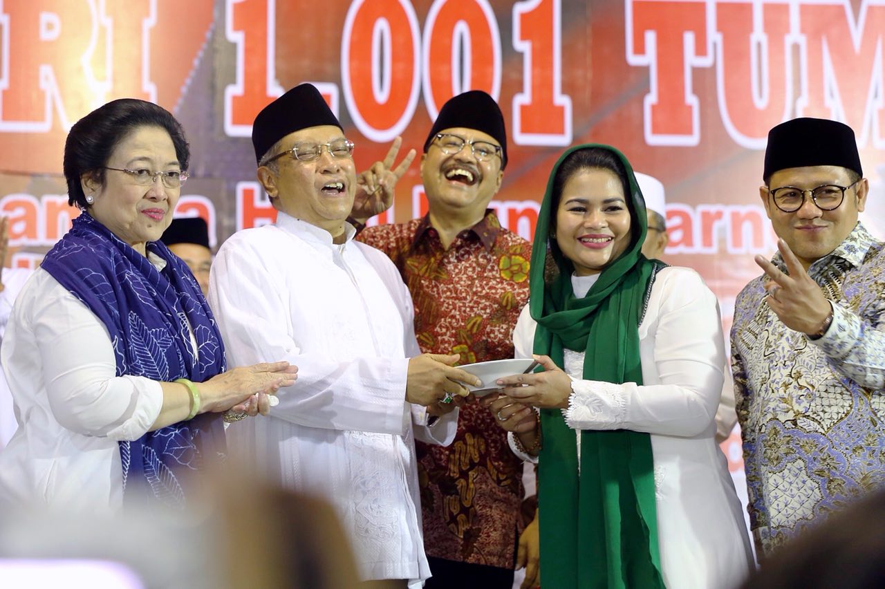 Megawati Soekarnoputri, KH Said Aqil Siradj, Saifullah Yusuf (Gus Ipul), Puti Guntur Soekarno, Ketua Umum PKB Muhaimin Iskandar, berfoto bersama usai acara Haul Bung Karno, di Blitar, Rabu, 20 Juni 2018.