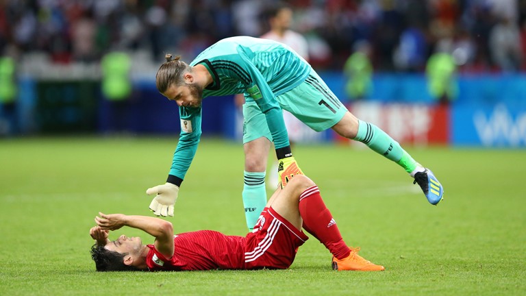 Kiper Spanyol De Gea menghibur pemain Iran. foto: fifa