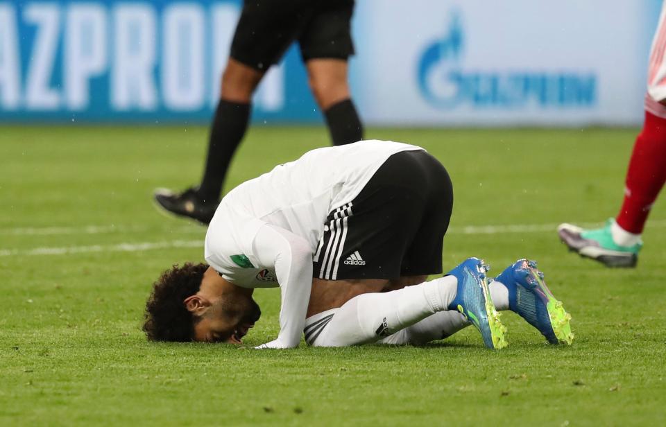 Selebrasi sujud syukur Mohamed Salah usai membobol gawang Rusia. 