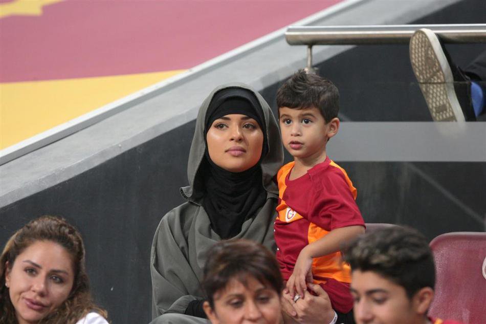 Amal Belhanda, istri Younes Belhanda.