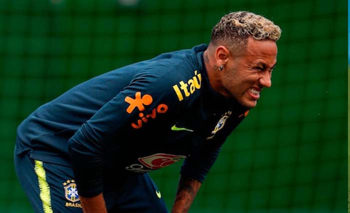 Neymar masih meringis kesakitan saat berlatih di Saint Petersburg hari Rabu 20 Juni kemarin. (foto:afp)