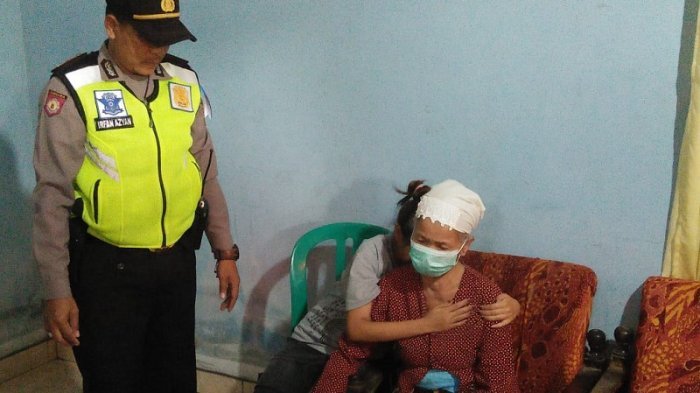 Tersangka dukun pijit Yamini, dan proses penggalian kuburan orok dibelakang rumah tersangka oleh tim forensik dokkes Polda Jawa Tengah di Dusun Wonokerto, Desa Ngargoretno, Kecamatan Salaman, Kabupaten Magelang, Selasa, 19 Juni 2018. (Foto: Tribun)