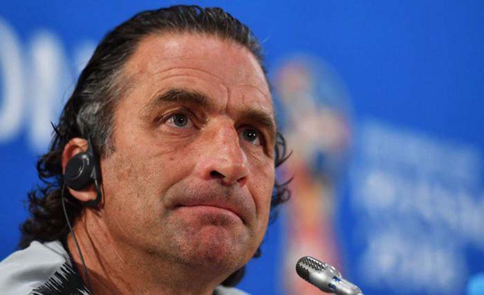 Pelatih Arab Saudi Juan Antonio Pizzi memberi keterangan pers usai timnya kalah 0 – 1 dari Uruguay, Rabu 20 Juni malam. (foto: afp)