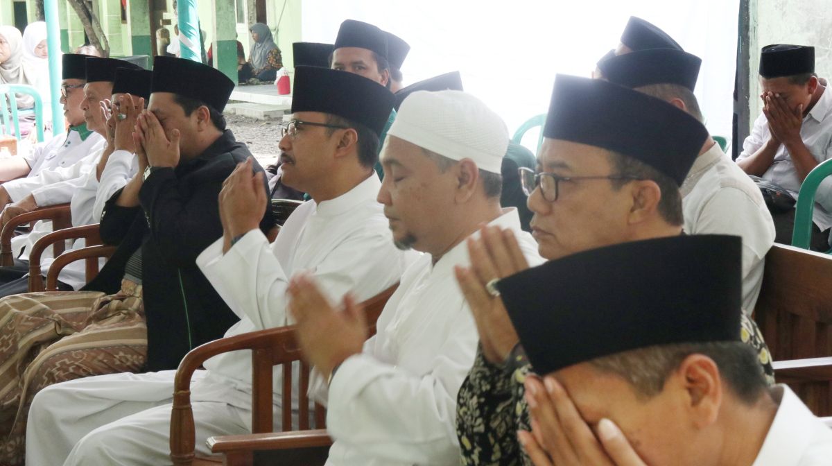 Gus Ipul bersama Bupati Kanang bertemu dalam acara silaturahmi warga Ngawi, di Pesantren Al Amnania 2, Ngawi, Kamis, 21 Juni 2018.