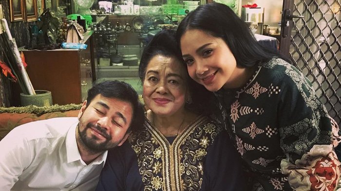 Raffi Ahmad dan Nagita Slavina (Gigi) bersama sang nenek, Mami Popon.