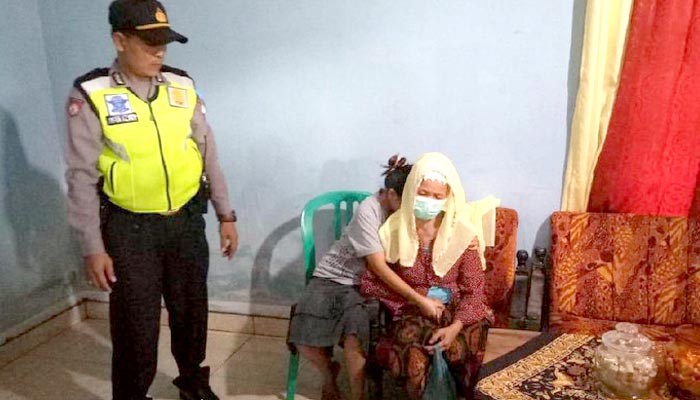 Yamini (pakai masker), dukun pijat merangkap dukun aborsi. Foto: Humas Polres Pekalongan.