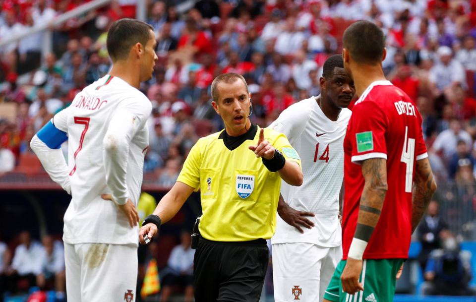 Wasit Mark Geiger saat memimpin laga Portugal melawan Maroko. foto: reuters