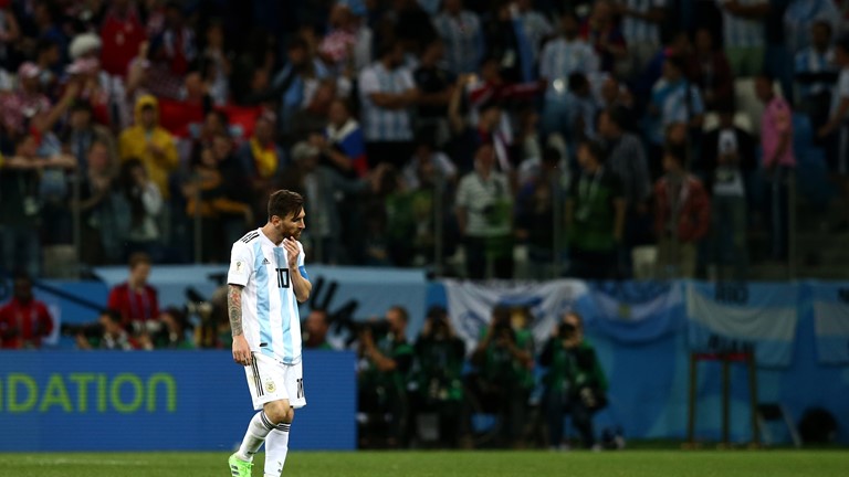 Lionel Messi tertunduk usai Argentina dihajar Kroasia. foto: fifa