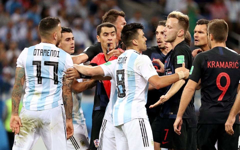 Keributan pemain Kroasia dengan Argentina. foto:reuters