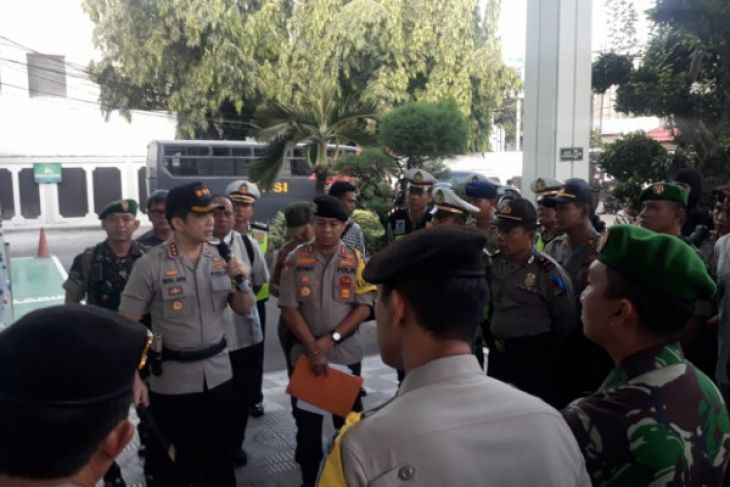 Kapolres Metro Jakarta Selatan Kombes Polisi Indra Jafar pimpin apel pasukan pengamanan sidang vonis kasus teroris Aman Abdurrahman di Pengadilan Negeri Jakarta Selatan, Jumat 22 Juni. (Foto: Antara)