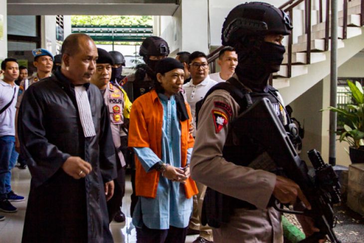 Terdakwa kasus terorisme Aman Abdurrahman menjalani sidang pembacaan vonis di Pengadilan Negeri Jakarta Selatan, Jakarta, Jumat 22 Juni 2018. (Foto: Antara)
