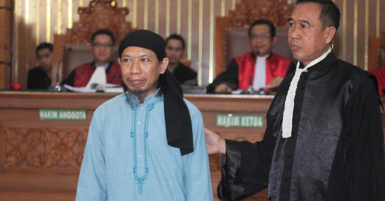 Aman Abdurrahman dalam sidang pembacaan putusan (vonis) di PN Jakarta Selatan, Jumat 22 Juni 2018. (Foto: detik.com)