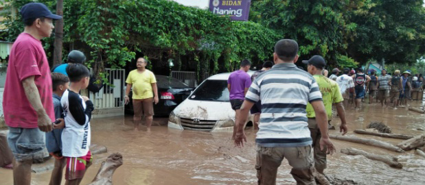 Banjir bandang yang melanda perkampungan Desa Alasmalang, Kecamatan Singojuruh, Banyuwangi. (Foto: Istimewa)