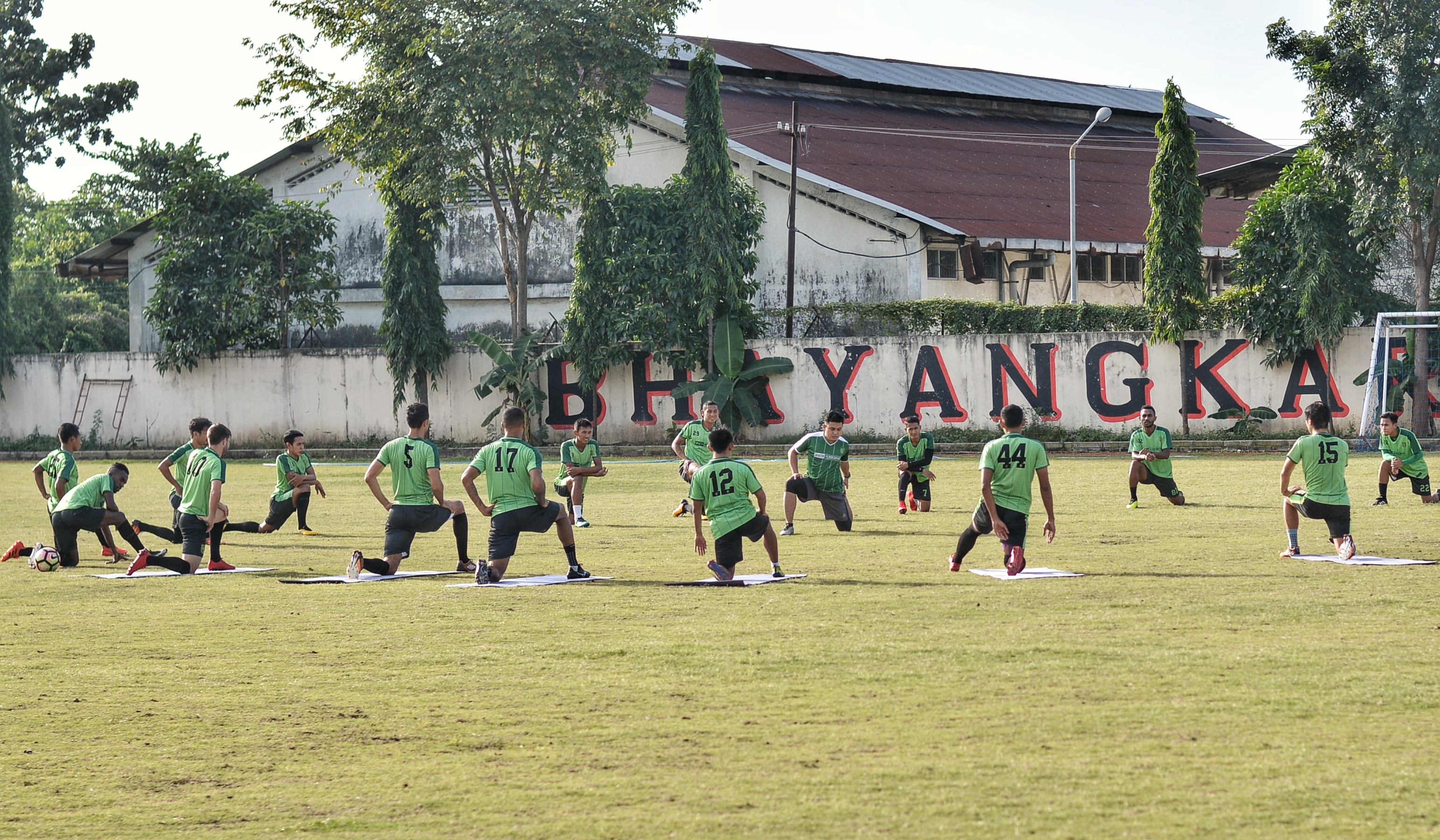 Persebaya Surabaya saat jalani latihan di Lapangan Polda Jatim. (foto: hrs/ngopibareng)