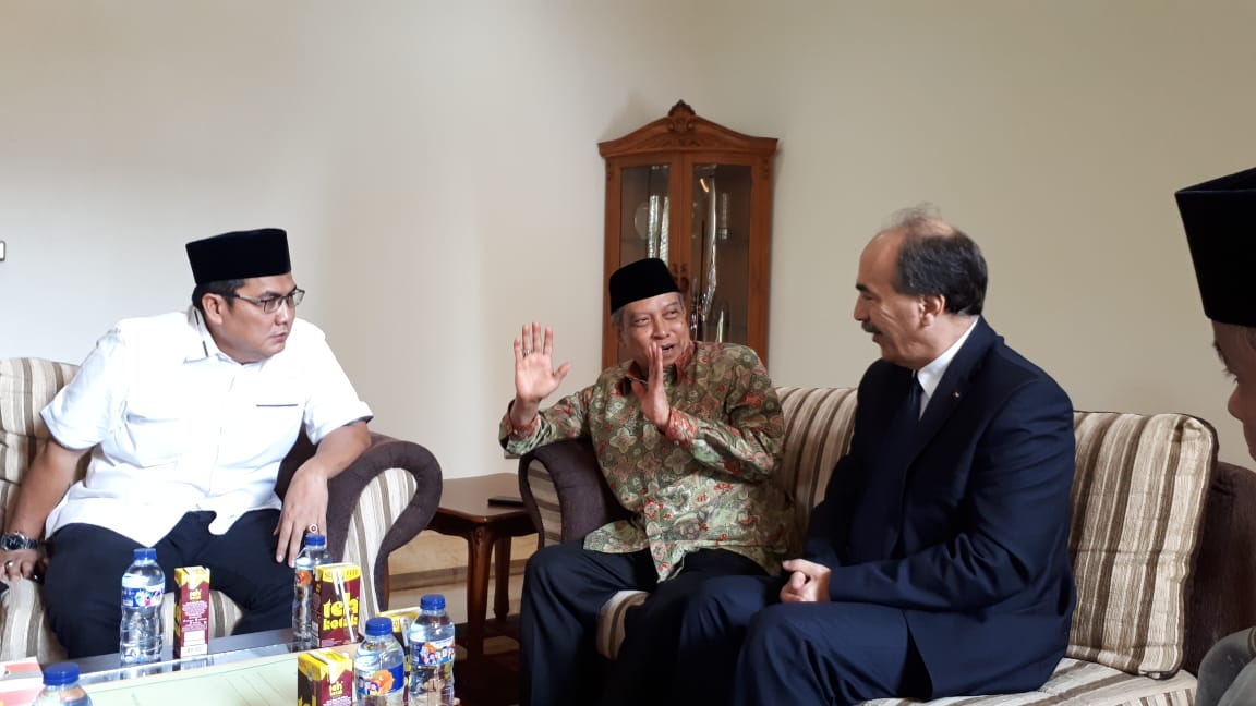 PERTEMUAN: Ketua Umum PBNU KH Said Aqil Siroj bersama Taher Ibrahim Abdallah (Wakil Duta Besar Palestina) di Kedubes Palestina di Jakarta, Jumat (22/6/2018). (foto:PBNU for ngopibareng.id)