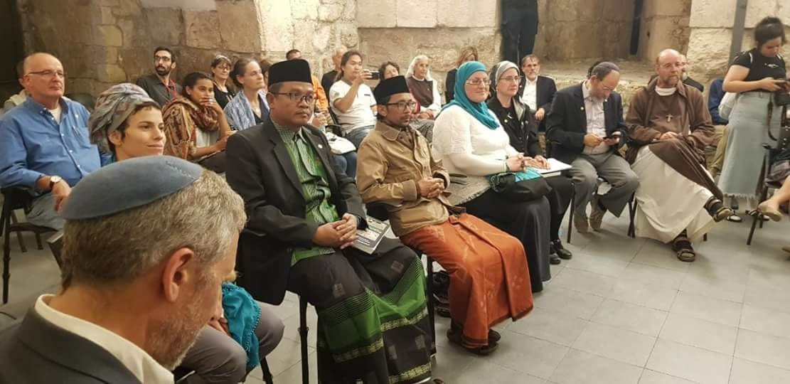 PENYIMAK: Para audiens ketika menyimak pidato Gus Yahya di Israel. (foto: Gus Yahya for ngopibareng.id)