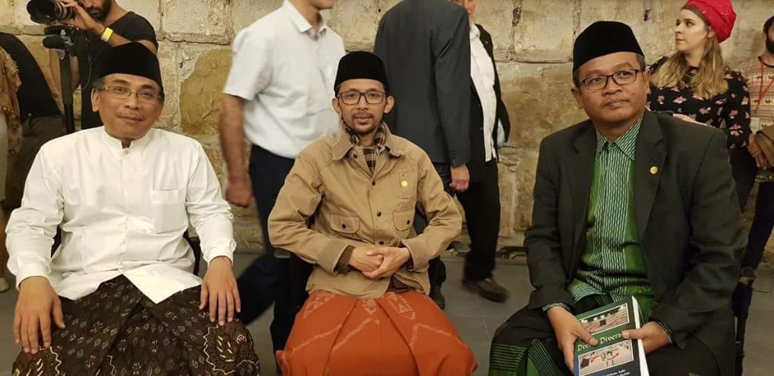 Gus Yahya bersarung bersama dua pendamping kunjungan ke Israel. (foto: Gus Yahya for ngopibareng.id)