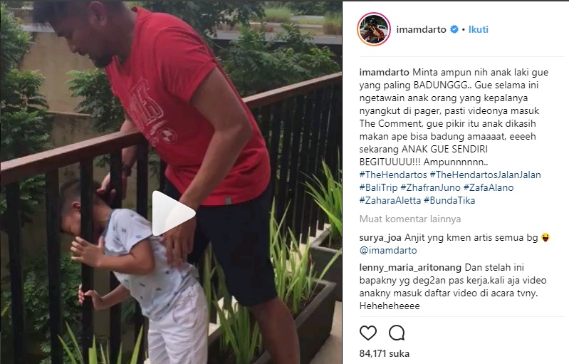 Postingan Darto ketika kepala anaknya tersangkut di pagar. (Instagram)