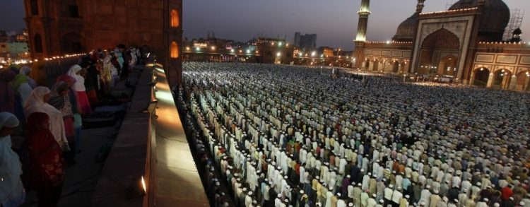 MERUAH: Jamaah shalat di Masjid Jama', Delhi, India. (foto: ist)