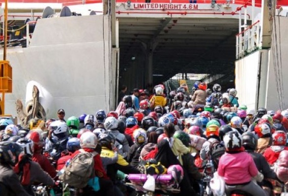 Dokumentasi ribuan pemudik sepeda motor mengantre memasuki kapal penyeberangan. (foto: antara)