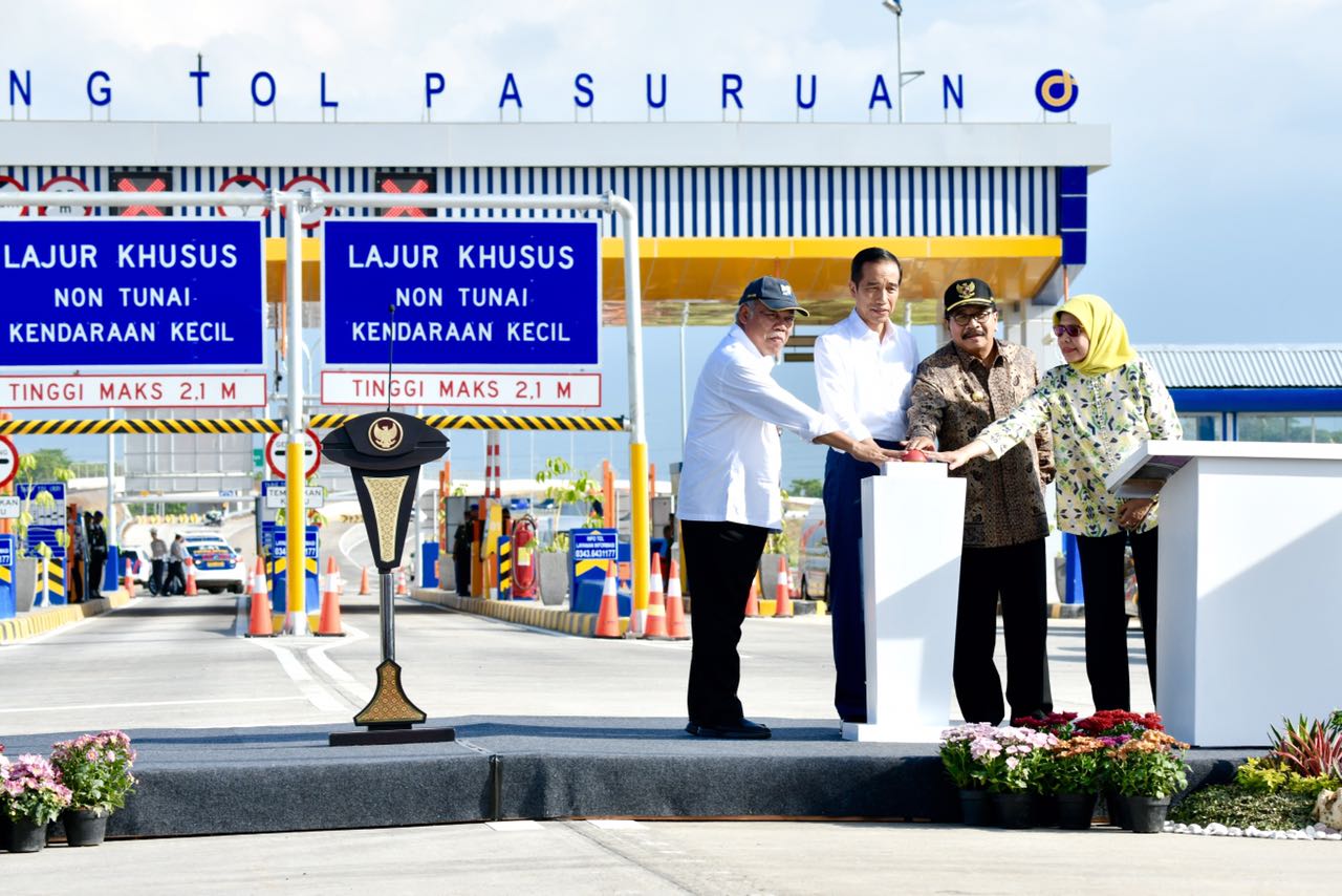 Presiden Joko Widodo (kedua kiri) didampingi Menteri Pekerjaan Umum dan Perumahan Rakyat (PUPR) Basuki Hadimuljono (kiri), Gubernur Jawa Timur Soekarwo (kedua kanan) dan Direktur Utama PT Jasa Marga (Persero) Tbk Desi Arryani, meresmikan Jalan Tol Gempol-Pasuruan Seksi II di gerbang tol Pasuruan. (foto: Biropers)