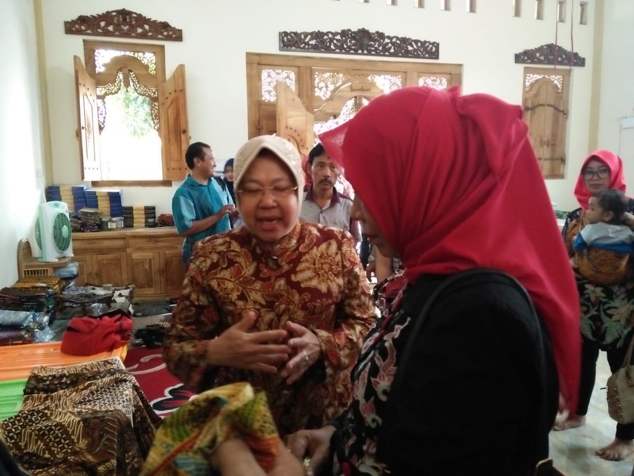 Risma mengunjungi Batik Pitutur, salah satu UKM batik di Desa Cerme Lor RT 002 RW 007 Kecamatan Cerme Kabupaten Gresik, Jumat, 22 Juni 2018.