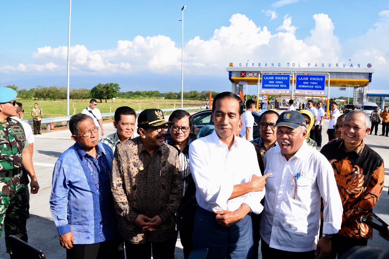 Presiden Jokowi dan Menteri Basuki meresmikan Jalan Tol Gempol-Pasuruan (Gempas) sepanjang 20,5 km di Provinsi Jawa Timur, Jumat, 22 Juni 2018.