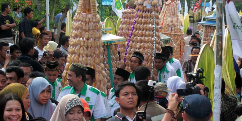 Ketupat, diarak, dihitung, lalu disajikan bersama ribuan orang. foto:istimewa/kompas