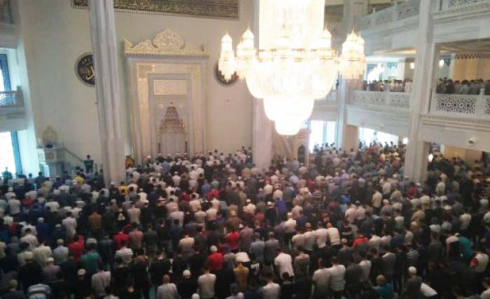 Suasana ibadah sholat Jumat di Masjid Agung Moskow atau dikenal juga sebagai Masjid Katedral Moskow, Rusia, Jumat  22 Juni kemarin. (foto:/triono subagyo/antara)