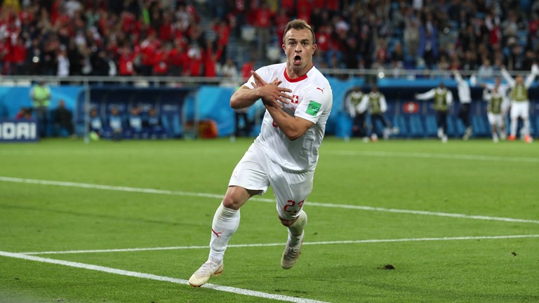  Xherdan Shaqiri saat melakukan selebrasi usai membobol gawang Serbia