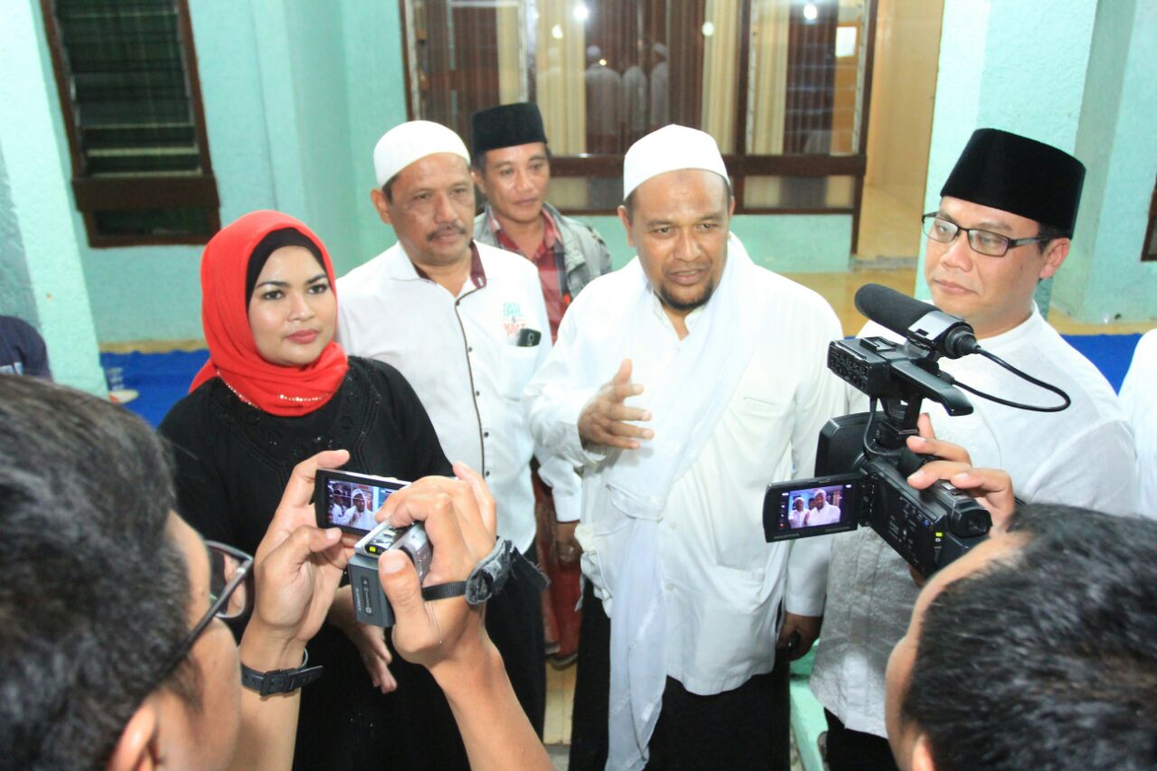 Kalangan ulama dan kiai sepuh menggelar doa bersama untuk kemenangan Calon Gubernur Jawa Timur Saifullah Yusuf (Gus Ipul) dan Calon Wakil Gubernur Puti Guntur Soekarno. Acara dilangsungkan di Pondok Pesantren Al-Ihsan, Jrangoan, Omben, Sampang, Jumat, 22 Juni 2018. 