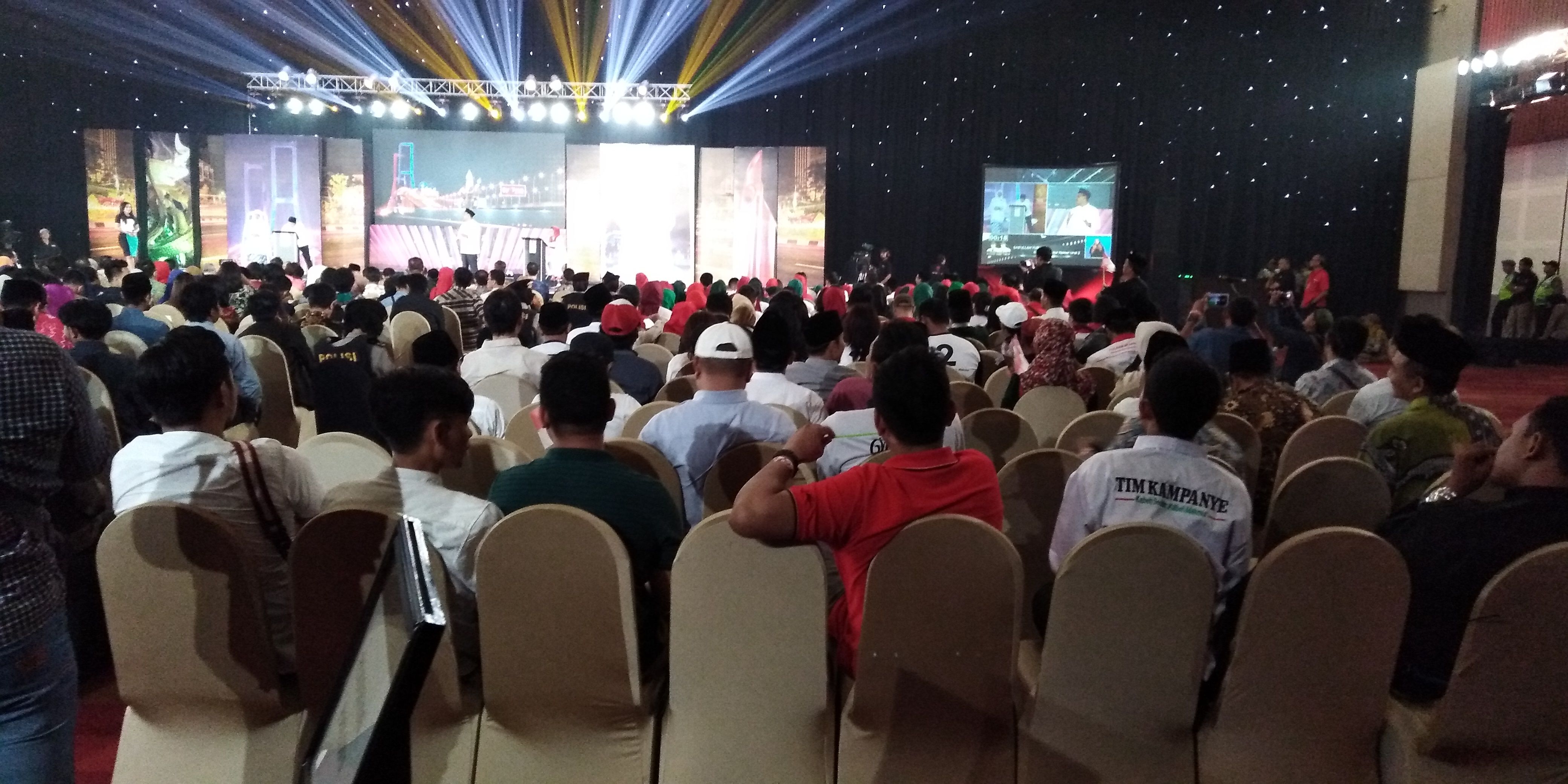 Massa paslon 2 terlihat tertib. Orang yang hadir juga sesuai dengan tempat duduk yang disediakan. (foto: frd/ngopibareng.id) 