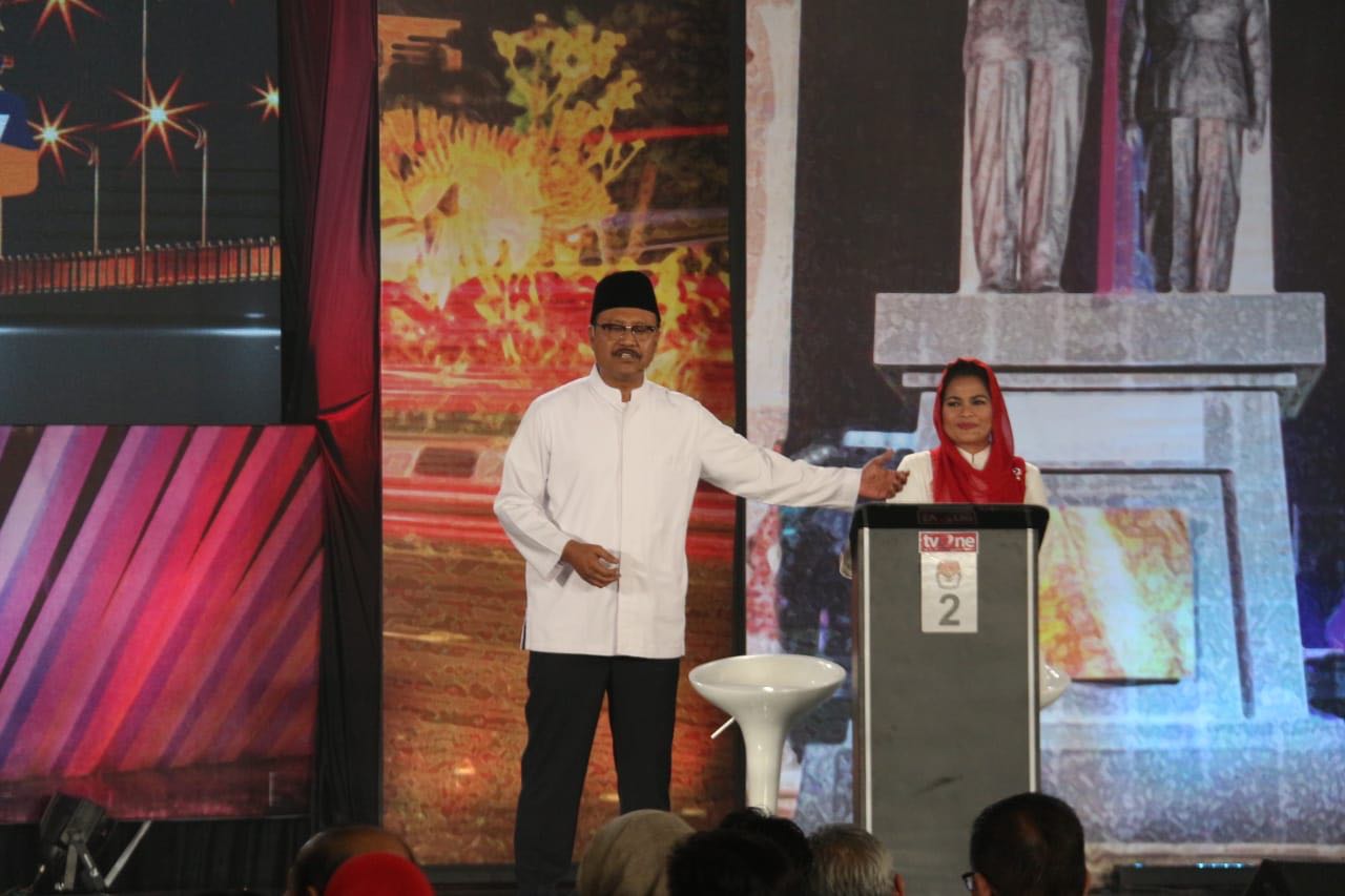 Calon Gubernur Jawa Timur nomor urut dua, Saifullah Yusuf (Gus Ipul) - Puti Guntur Soekarno, dalam debat pemilihan gubernur (Pilgub) yang digelar di Surabaya, Sabtu, 23 Juni 2018, malam. (foto: hrs/ngopibareng.id)