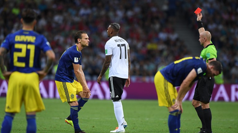 Pemain Jerman Baoteng menerima kartu merah di menit 82