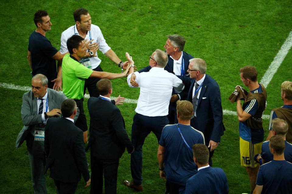 Keributan antara Bierhoff dengan Andersson saat laga Jerman melawan Swedia. foto;reuters