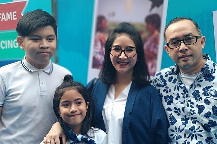 Keluarga Novita Angie dan Sapto Haryo Rajasa.